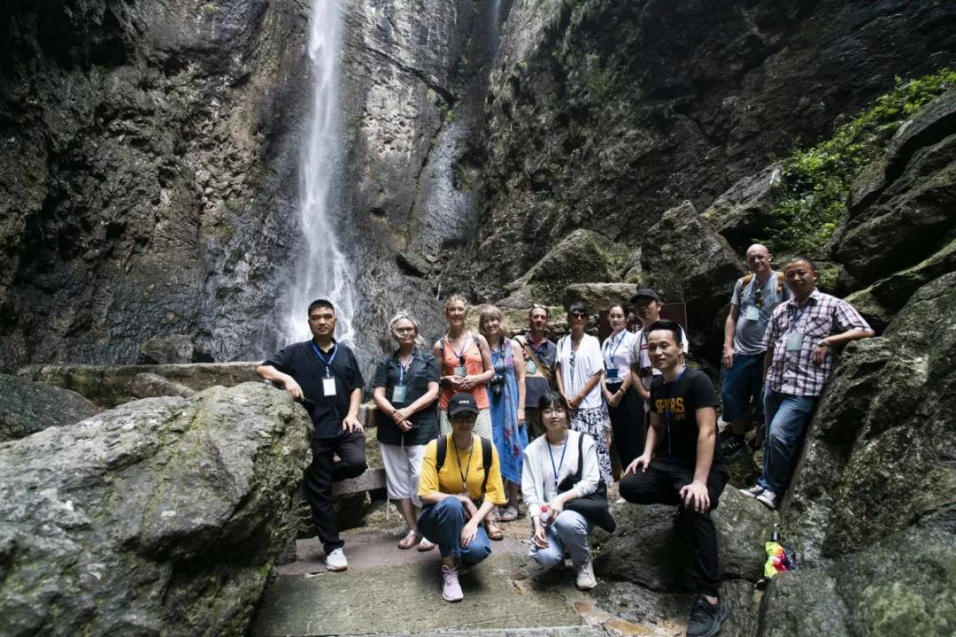 山与瀑的交响：英国艺术家与雁荡山之恋
